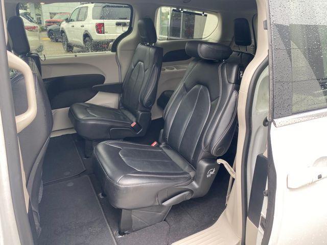 Photo of 2022 Bright White Clearcoat Chrysler Pacifica