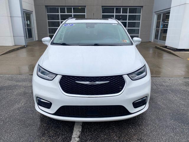 Photo of 2022 Bright White Clearcoat Chrysler Pacifica