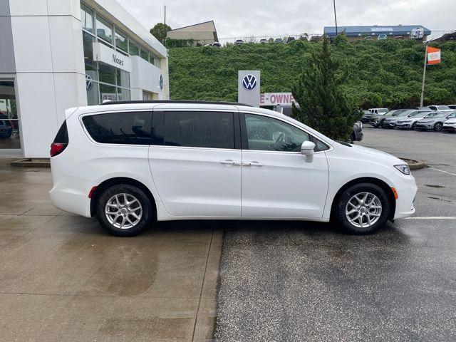 Photo of 2022 Bright White Clearcoat Chrysler Pacifica