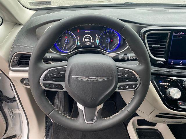 Photo of 2022 Bright White Clearcoat Chrysler Pacifica