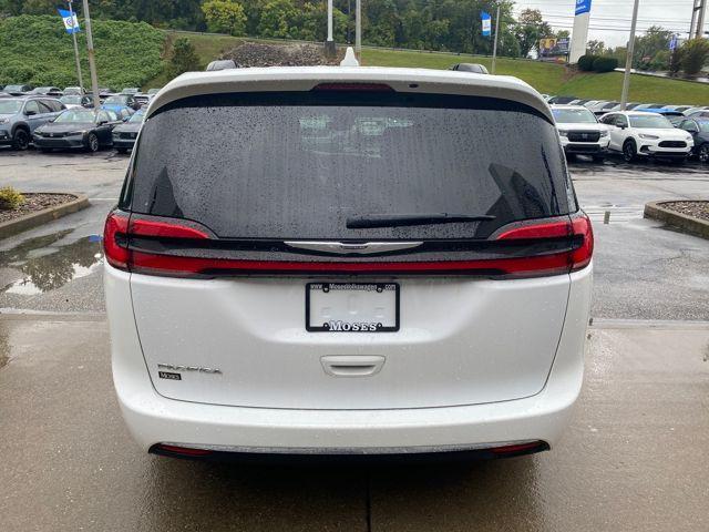Photo of 2022 Bright White Clearcoat Chrysler Pacifica