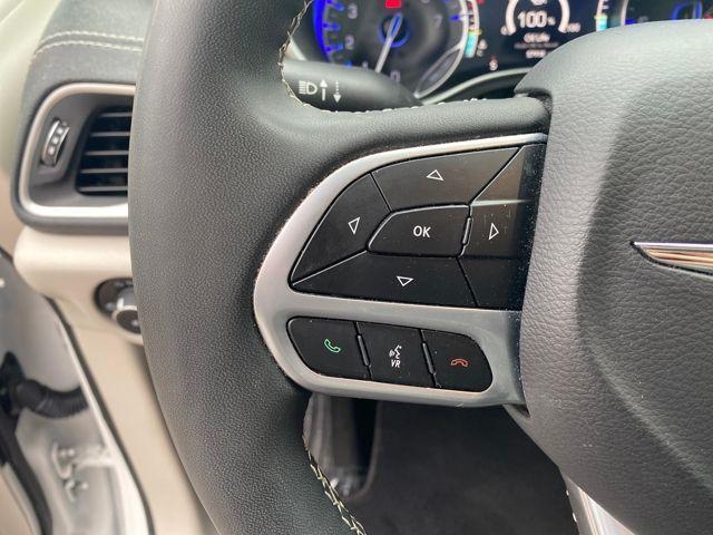 Photo of 2022 Bright White Clearcoat Chrysler Pacifica