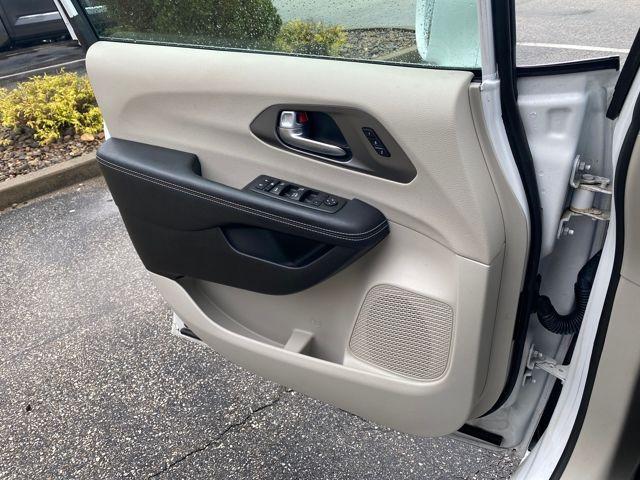 Photo of 2022 Bright White Clearcoat Chrysler Pacifica
