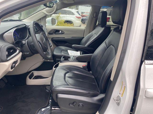 Photo of 2022 Bright White Clearcoat Chrysler Pacifica