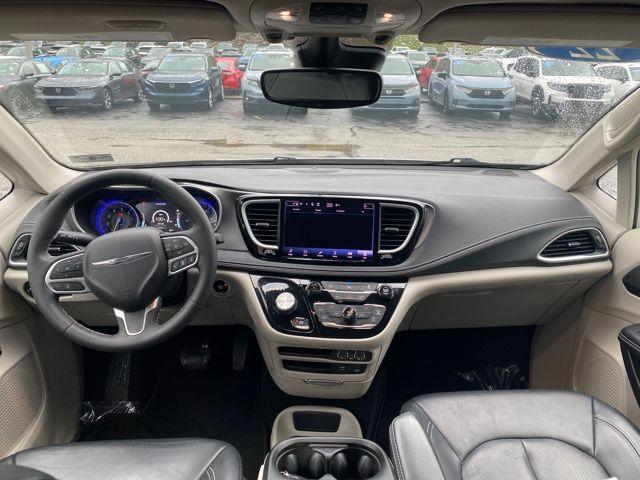 Photo of 2022 Bright White Clearcoat Chrysler Pacifica