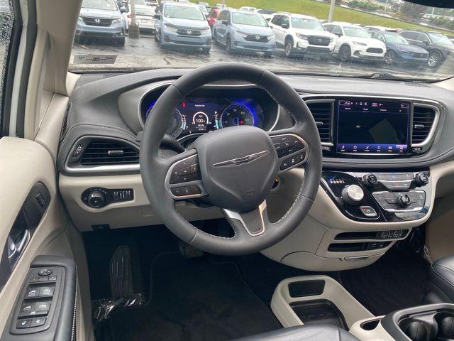 Photo of 2022 Bright White Clearcoat Chrysler Pacifica