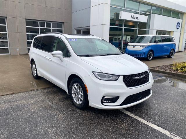 Photo of 2022 Bright White Clearcoat Chrysler Pacifica