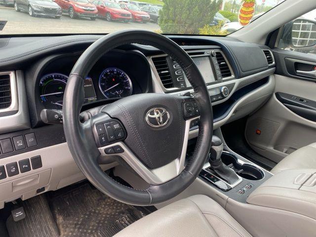 Photo of 2019 White Toyota Highlander Hybrid