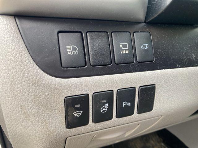 Photo of 2019 White Toyota Highlander Hybrid