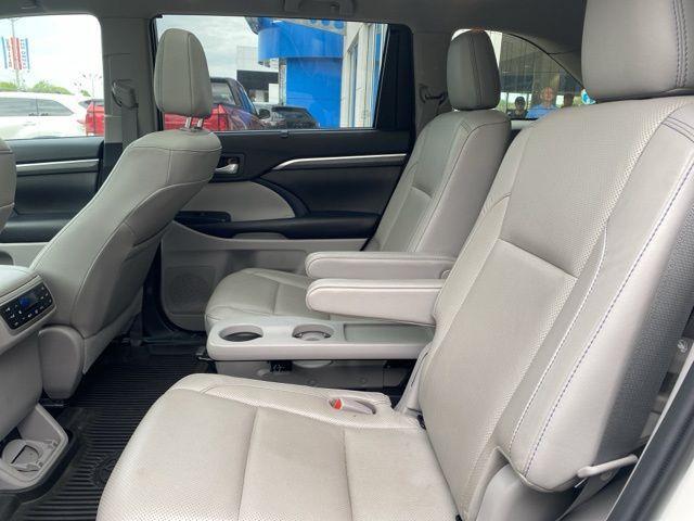 Photo of 2019 White Toyota Highlander Hybrid