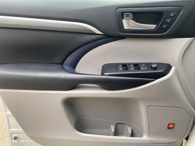 Photo of 2019 White Toyota Highlander Hybrid