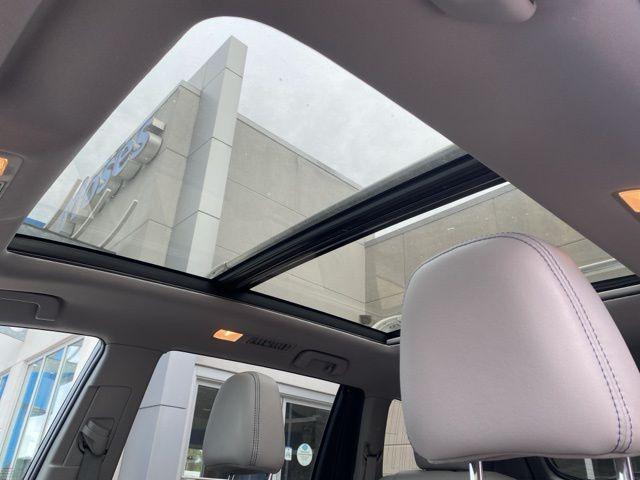 Photo of 2019 White Toyota Highlander Hybrid