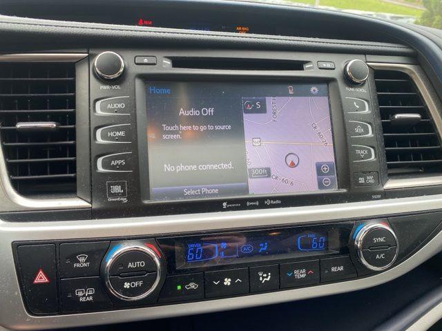 Photo of 2019 White Toyota Highlander Hybrid