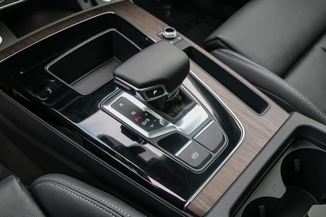 Photo of 2025 Ultra Blue Metallic Audi Q5