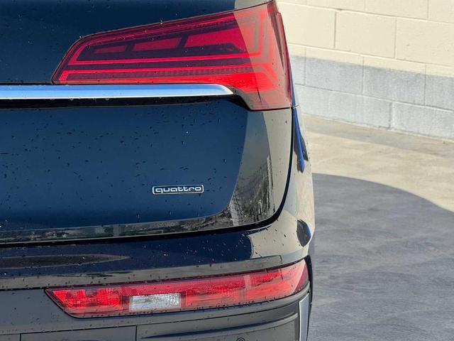 Photo of 2022 Mythos Black Metallic Audi Q5