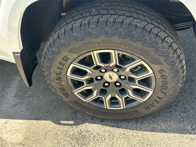 Photo of 2025 Summit White Chevrolet Colorado