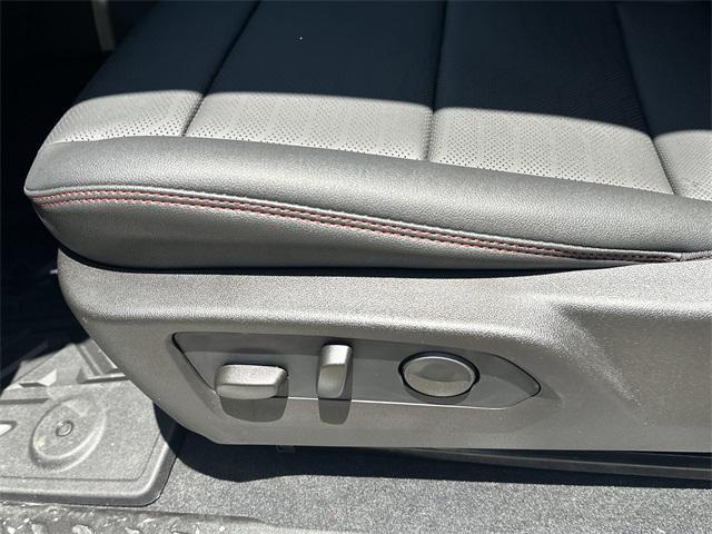 Photo of 2025 Summit White Chevrolet Colorado