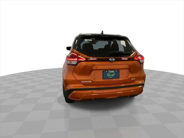 Photo of 2023 Monarch Orange Metallic/Super Black Nissan Kicks