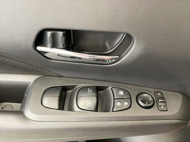 Photo of 2023 Monarch Orange Metallic/Super Black Nissan Kicks