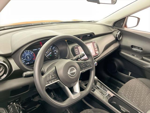 Photo of 2023 Monarch Orange Metallic/Super Black Nissan Kicks
