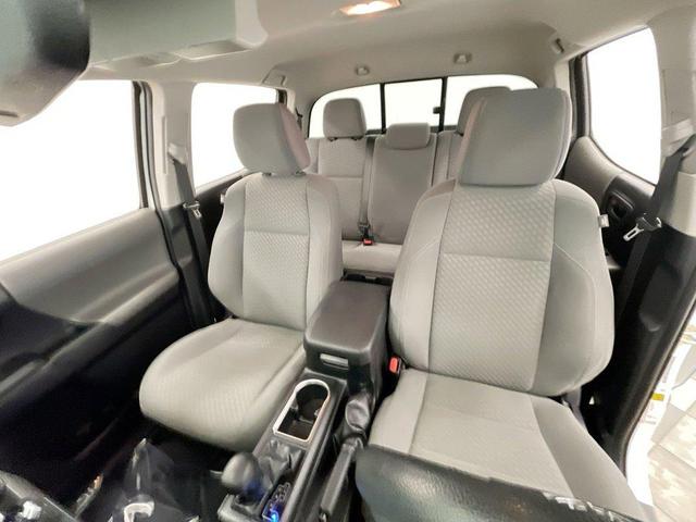 Photo of 2021 Super White Toyota Tacoma