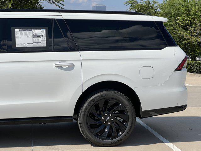 Photo of 2025 Pristine White Metallic Tri-Coat Lincoln Navigator