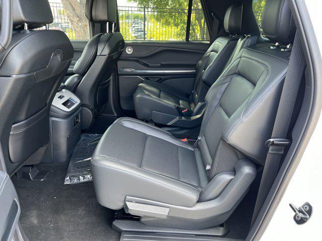 Photo of 2025 Pristine White Metallic Tri-Coat Lincoln Navigator