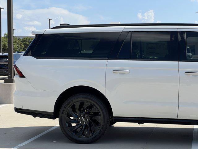 Photo of 2025 Pristine White Metallic Tri-Coat Lincoln Navigator