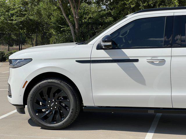 Photo of 2025 Pristine White Metallic Tri-Coat Lincoln Navigator