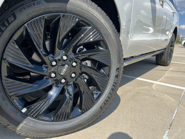 Photo of 2025 Pristine White Metallic Tri-Coat Lincoln Navigator