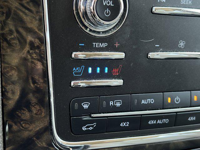 Photo of 2017 White Platinum Metallic Tri-Coat Lincoln Navigator