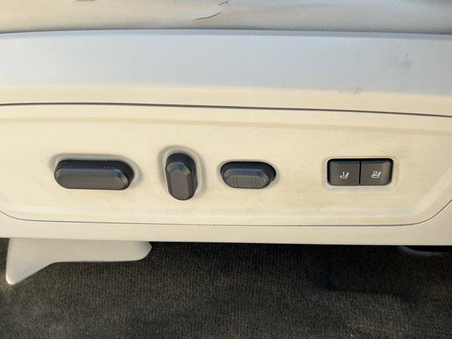 Photo of 2017 White Platinum Metallic Tri-Coat Lincoln Navigator
