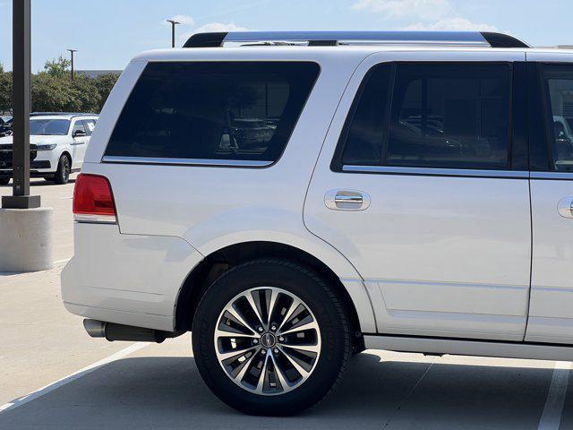 Photo of 2017 White Platinum Metallic Tri-Coat Lincoln Navigator
