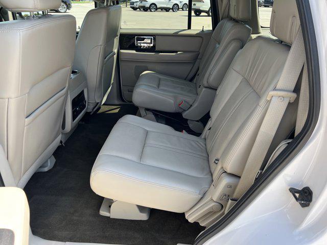 Photo of 2017 White Platinum Metallic Tri-Coat Lincoln Navigator