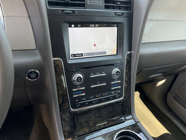 Photo of 2017 White Platinum Metallic Tri-Coat Lincoln Navigator