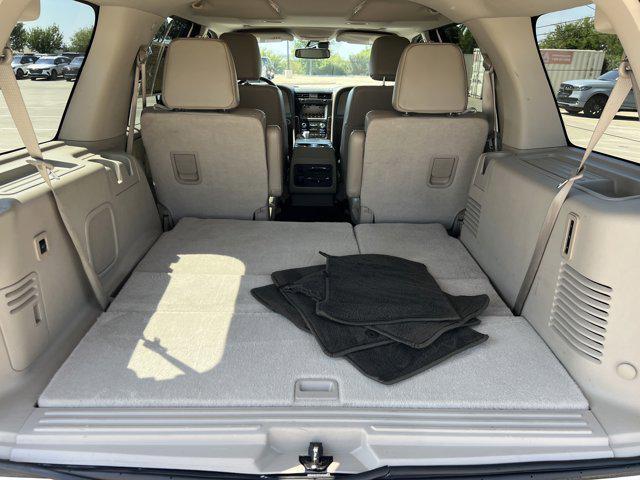 Photo of 2017 White Platinum Metallic Tri-Coat Lincoln Navigator