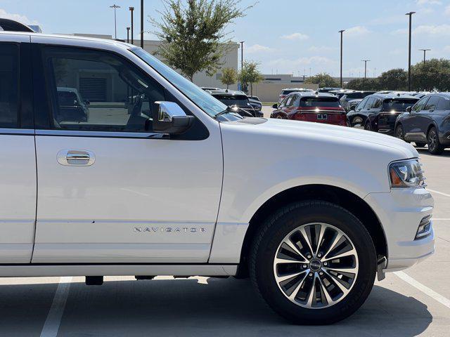Photo of 2017 White Platinum Metallic Tri-Coat Lincoln Navigator