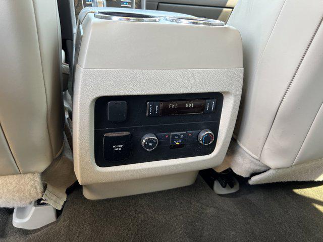 Photo of 2017 White Platinum Metallic Tri-Coat Lincoln Navigator