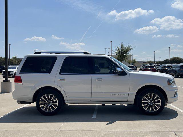 Photo of 2017 White Platinum Metallic Tri-Coat Lincoln Navigator