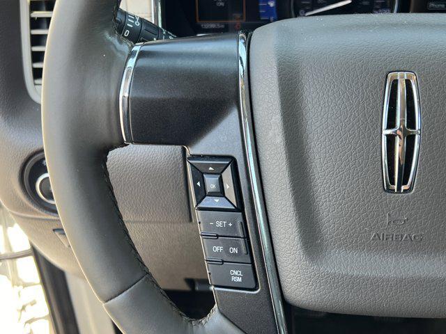 Photo of 2017 White Platinum Metallic Tri-Coat Lincoln Navigator
