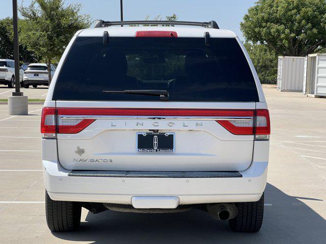 Photo of 2017 White Platinum Metallic Tri-Coat Lincoln Navigator