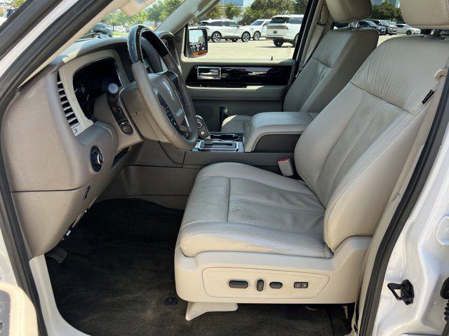 Photo of 2017 White Platinum Metallic Tri-Coat Lincoln Navigator