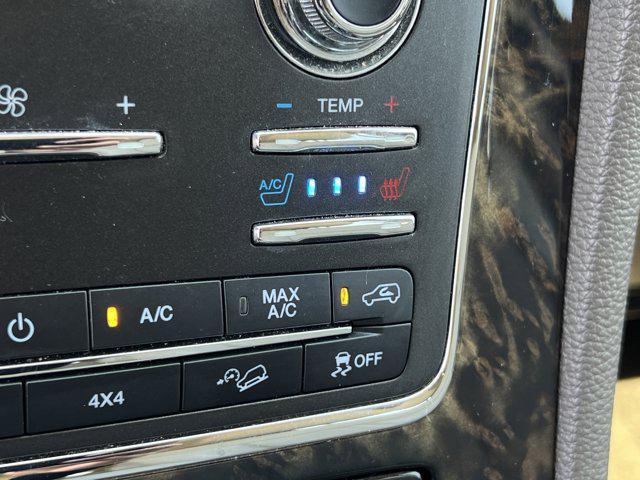 Photo of 2017 White Platinum Metallic Tri-Coat Lincoln Navigator