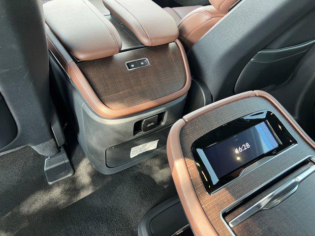 Photo of 2025 Infinite Black Metallic Clearcoat Lincoln Navigator