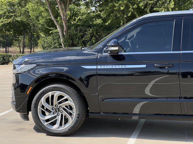 Photo of 2025 Infinite Black Metallic Clearcoat Lincoln Navigator