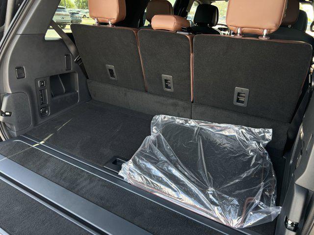 Photo of 2025 Infinite Black Metallic Clearcoat Lincoln Navigator