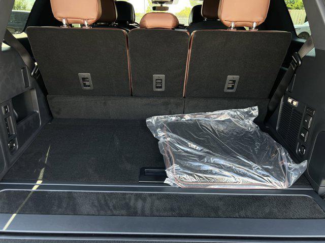 Photo of 2025 Infinite Black Metallic Clearcoat Lincoln Navigator