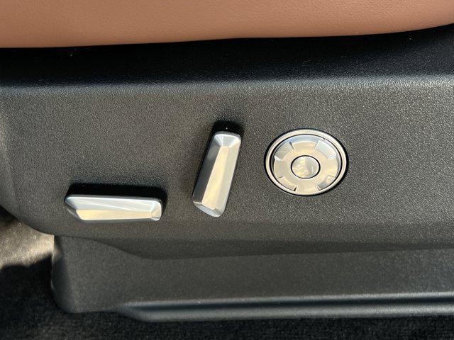 Photo of 2025 Infinite Black Metallic Clearcoat Lincoln Navigator