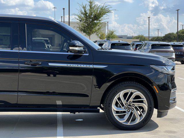Photo of 2025 Infinite Black Metallic Clearcoat Lincoln Navigator