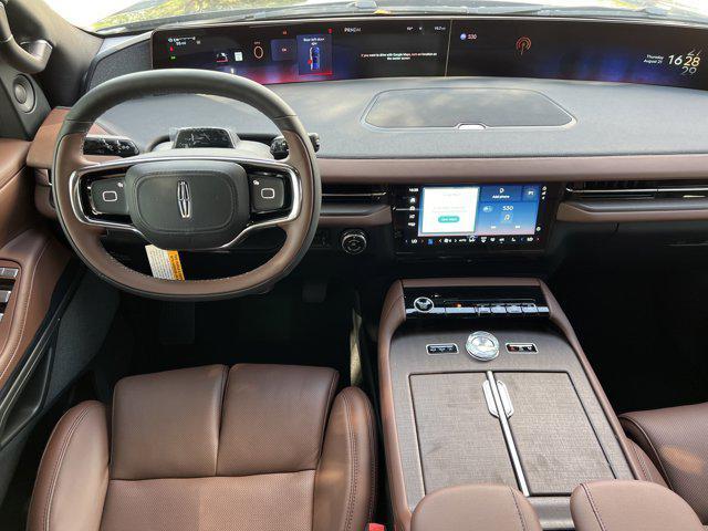 Photo of 2025 Infinite Black Metallic Clearcoat Lincoln Navigator